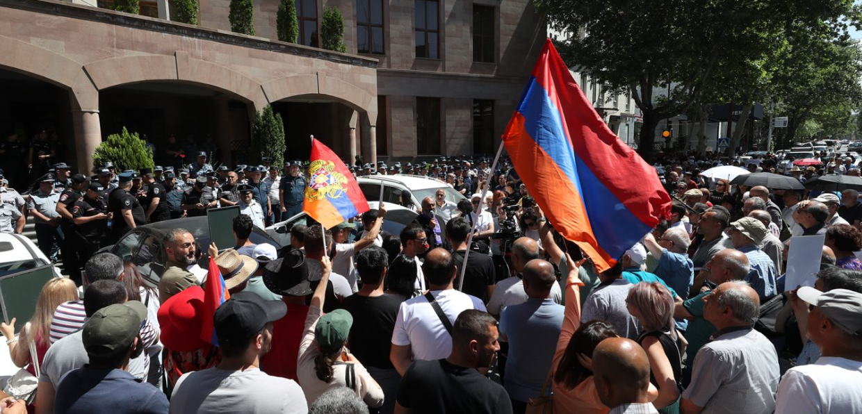 Ermenistan'da göstericiler polisin tutumunu protesto ediyor